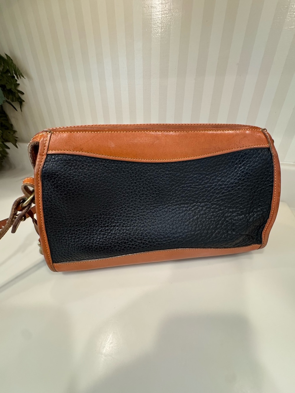 Dooney and Bourke Vintage Black Leather Crossbody Shoulder Bag Made in USA - Picture 4 of 16